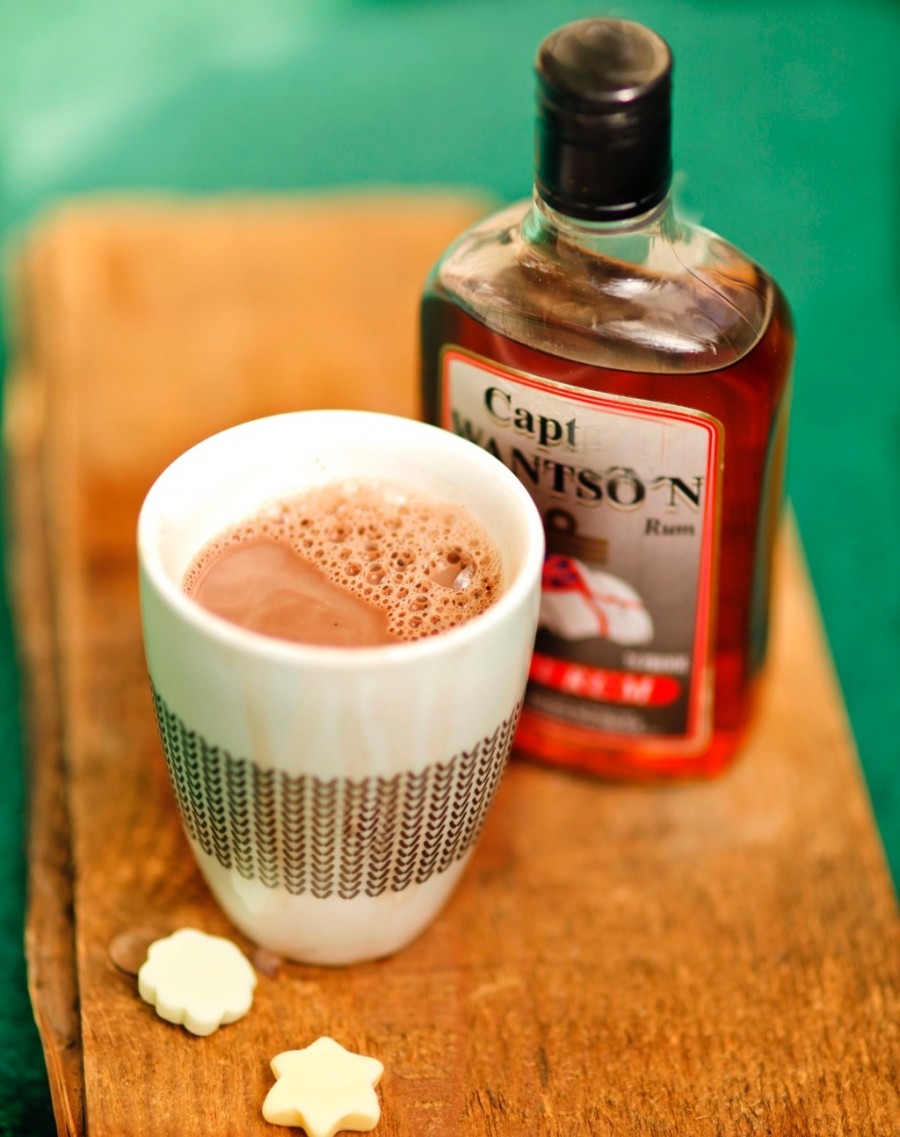 Eine Alternative zum Glühwein: Milch erhitzen, dann Kakao-Pulver dazugeben und mischen. Man gießt den heißen Kakao in Tassen und gibt noch braunen Rum hinzu. Schmeckt köstlich.