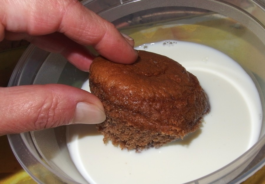 Nicht mehr ganz frische Muffins werden mithilfe von Milch wieder lecker.