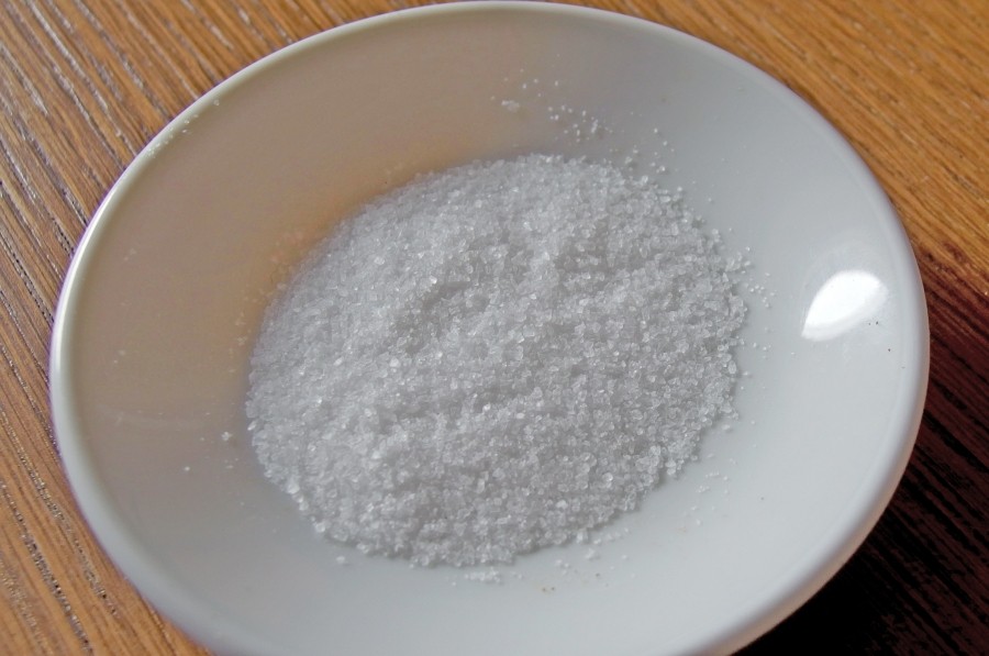 Feuchtes Salz kann in einem flachen Gefäß in der Mikrowelle getrocknet und wieder streufähig gemacht werden.