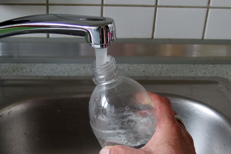 Wenn man einmal keine Wärmflasche zu Hand hat, kann man als Ersatz eine PET-Flasche mit warmem Wasser füllen.