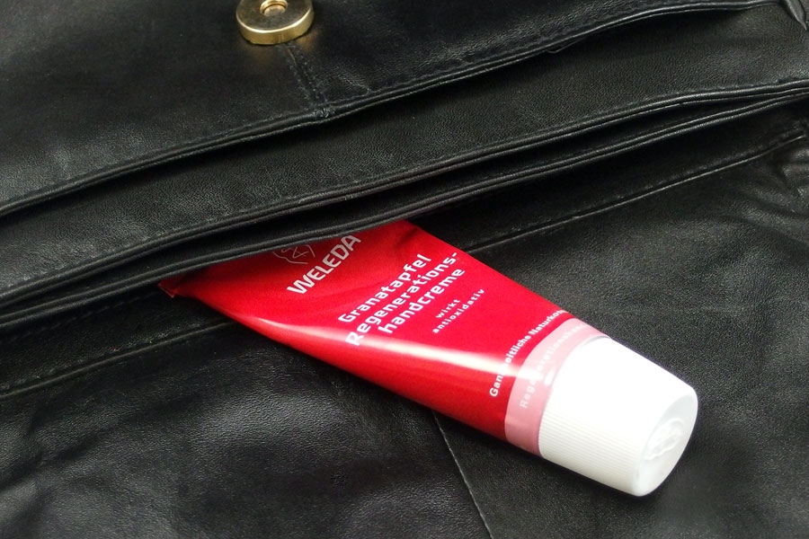 Haarpflege aus der Handtasche mit Handcreme.
