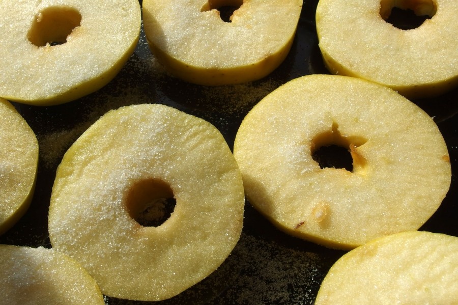 Als Vorbereitung für die Apfelpfannkuchen werden die Äpfel in Scheiben geschnitten und mit Zucker bestreut.