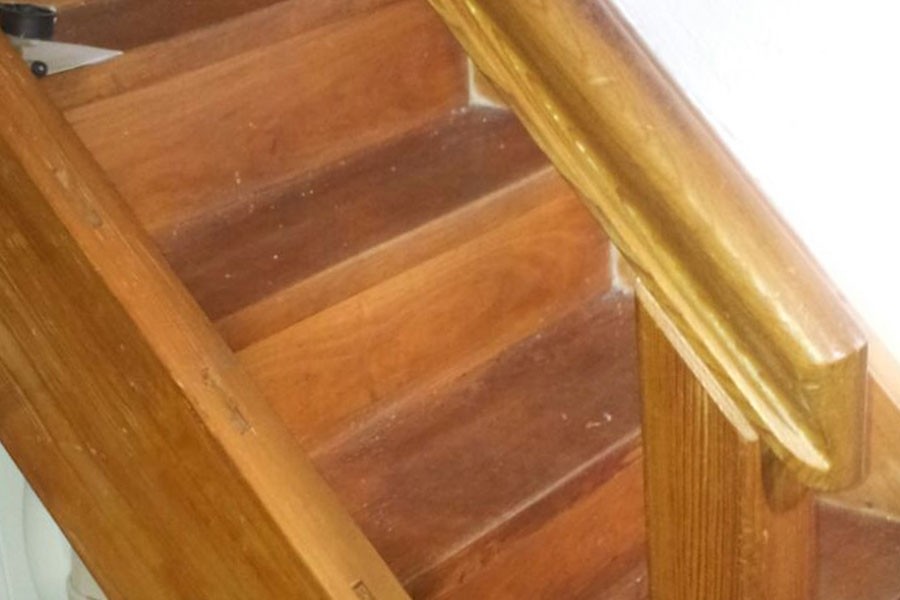 Mit einem Lederpflegemittel die Holztreppe pflegen: Sieht edel aus und man rutscht nicht aus.