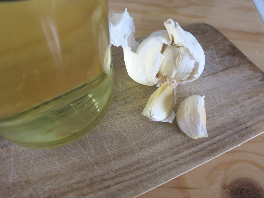 Aromatisiertes Öl, z. B. Knoblauchöl, kann man ganz leicht selber machen. Hierfür eignet sich Sonnenblumen- oder Pflanzenöl am besten.