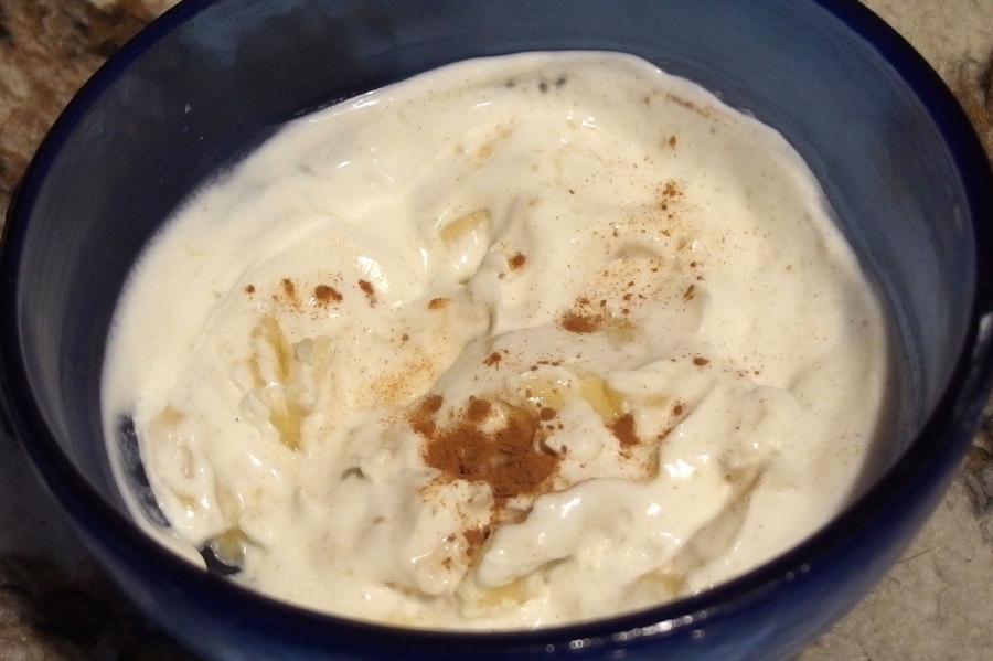 Bananenstücke in Joghurt, gewürzt mit Zimt, Muskat und Honig schmecken sehr lecker.