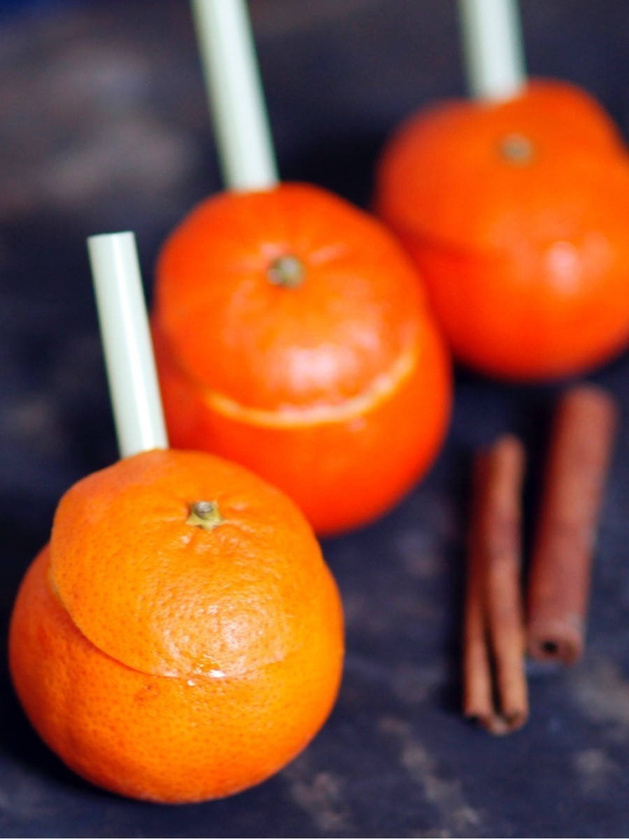 Geeiste Mandarinen sind ein tolles Dessert. Sie können in der Schale eingefroren werden. In Alufolie gewickelt, sind sie bis zu einem Monat haltbar.