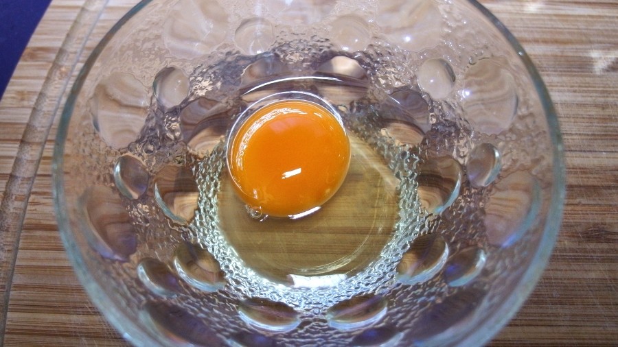 Um festzustellen, ob ein Ei noch frisch ist, kann man eine Aufschlagprobe machen. 