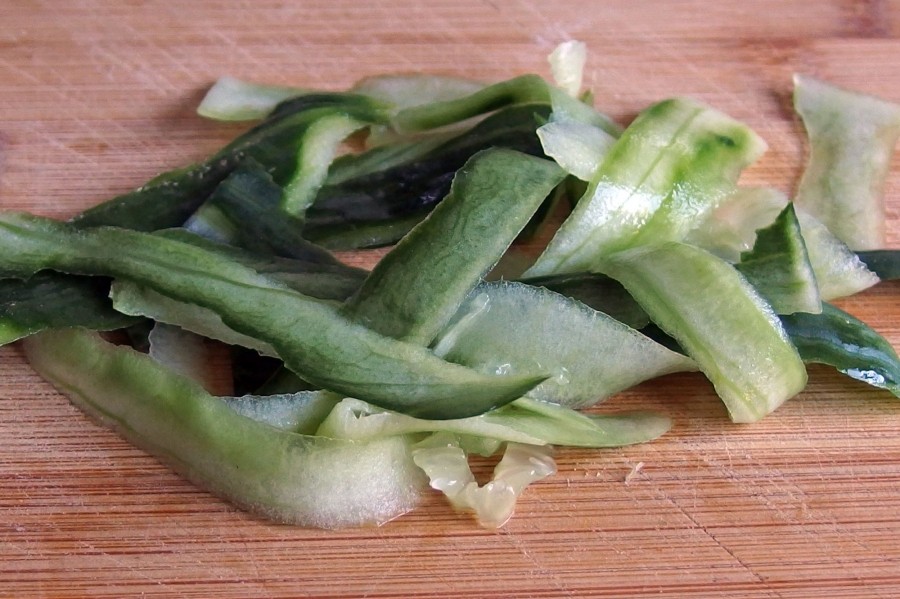 Schaben bekämpfen - Schalen von Salatgurken auslegen.