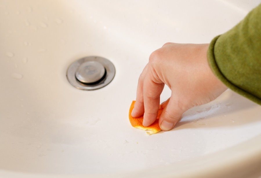 Tolle Badreinigung mit Apfelsinenschale: Durch die Apfelsine bekommt das Bad auch noch einen frischen Duft.