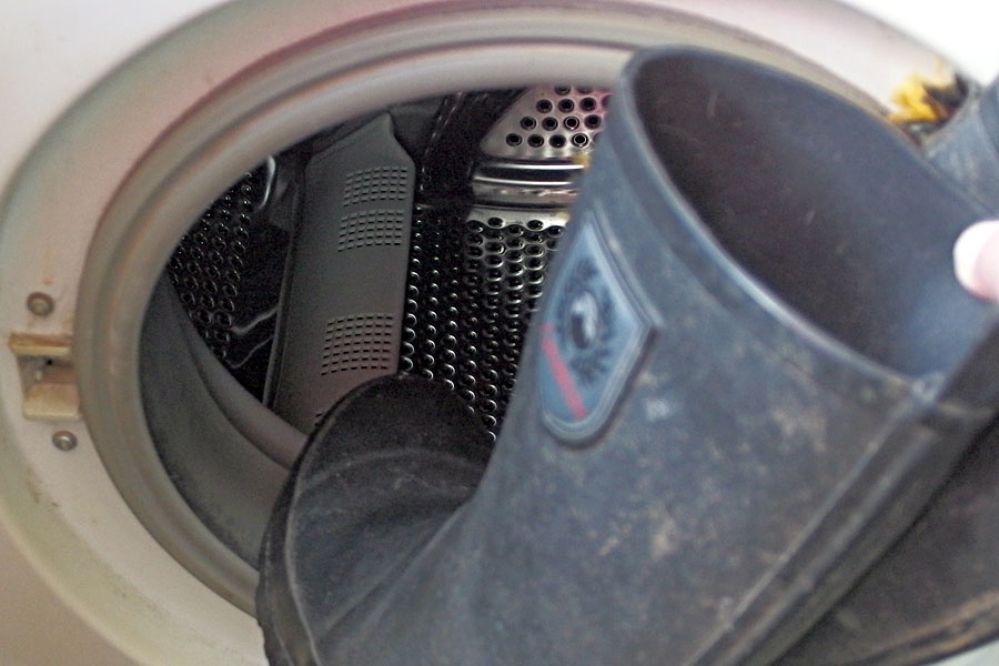 Gummistiefel im Kaltprogramm in der Waschmaschine waschen.