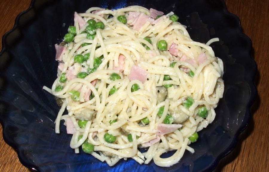 Den Spaghettisalat mit Schinken kann man sehr gut eine Weile vor dem Verzehr zubereiten, da er durchgezogen viel besser schmeckt.