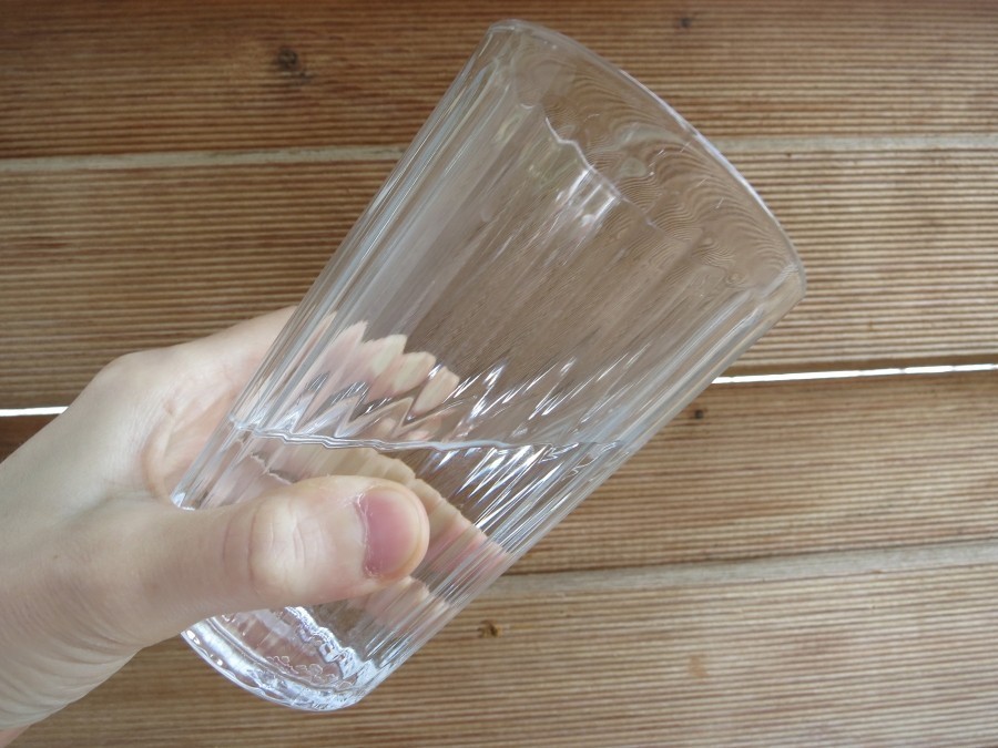 Mit dieser Methode besiegt man Schluckauf: Ein Glas Wasser am gegenüberliegenden Rand mit den Lippen berühren und damit quasi umgekehrt vornübergebeugt langsam ein paar Schlucke trinken. Danach wieder aufrichten.