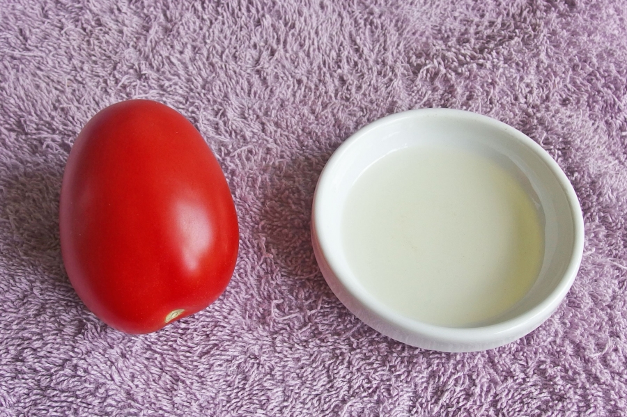 Tomaten wirken antibakteriell und lassen Entzündungen und Pickel schneller abheilen.