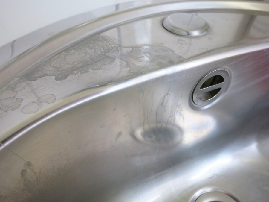 Um Seifenreste oder Wasserflecken neben der Spüle zu vermeiden, kann man Spülmittel und Co. auf einen untergestellten Glasteller stellen!