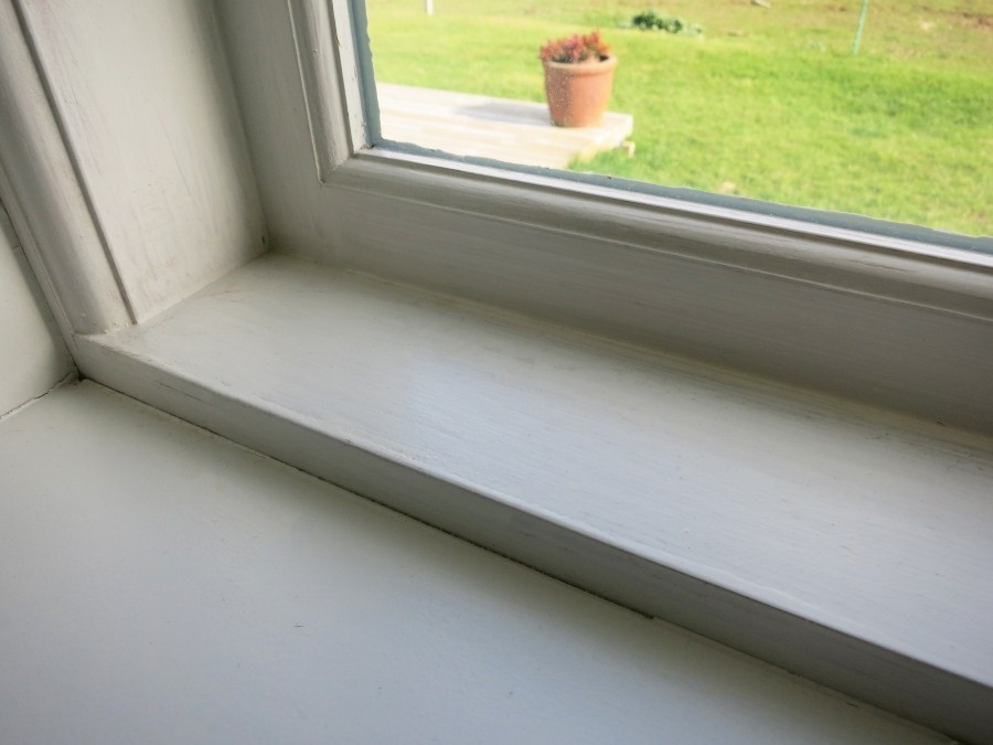 Mit Nagellackentferner kann man Rußflecken vom Fensterrahmen erfolgreich entfernen. Vorher an einer nicht so gut sichtbaren Stelle ausprobieren, ob der Kunststoff die Behandlung unbeschadet übersteht.