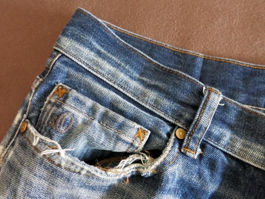 Wenn frisch gewaschene Jeans zu eng werden, kann man sie zum Trocknen über einen Putzeimer ziehen. So kneifen sie nicht mehr.