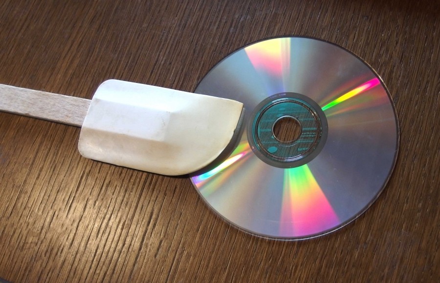 Zweckentfremdung für eine CD: Hat man gerade keinen Teigschaber zur Hand, kann man als Ersatz eine CD verwenden.