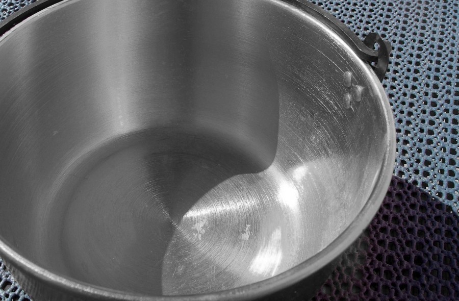 Um zu verhindern, dass Salzflecken im Edelstahltopf entstehen, sollte man nie das Salz schon in das kalte Wasser geben, sondern erst ins kochende Wasser. 