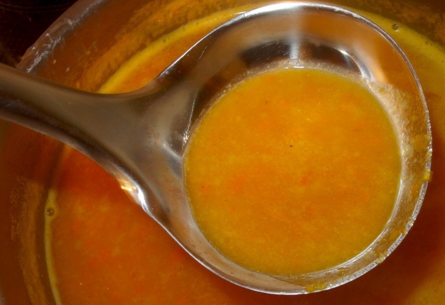 Durch Legieren mit Eigelb lässt sich eine besonders cremige Suppe zaubern.