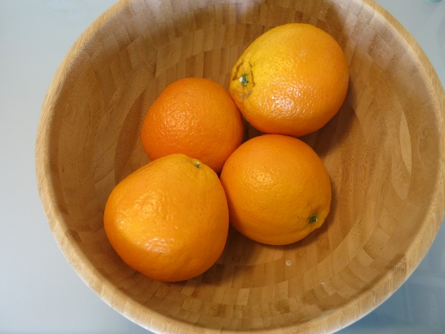 Mehr frisch gepressten Saft aus Orangen und Zitronen herausbekommen mit einem heißen Wasserbad.