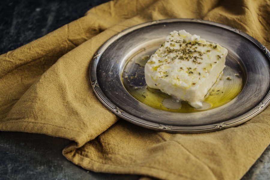 Leckerer Feta vom Grill: Gewürzt mit Olivenöl und Thymian