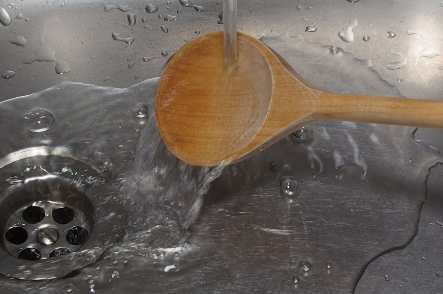 Holzlöffel vor dem Gebrauch mit Wasser oder Öl behandeln, so bleibt er länger appetitlich sauber.
