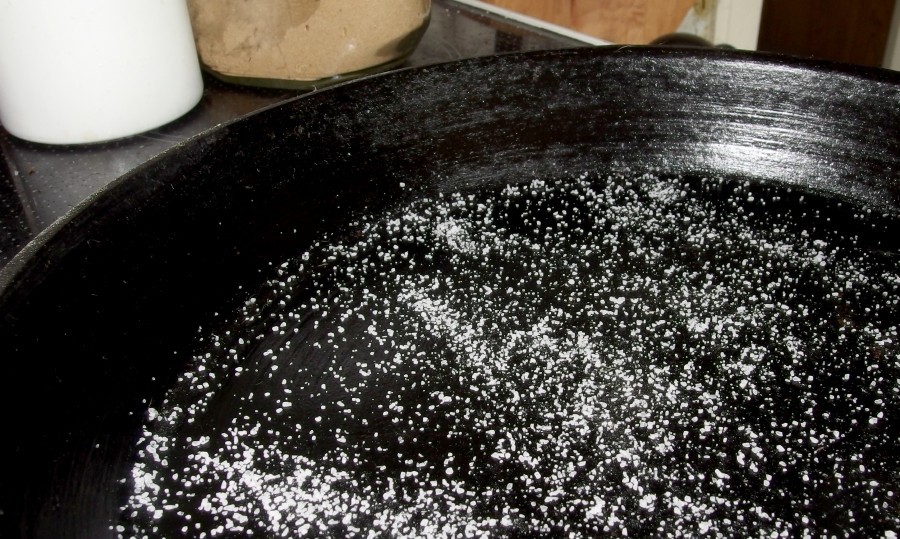 Pfannen, bei denen die Lebensmittel beim Garen (Braten) kleben bleiben, werden mit Salz gereinigt.  