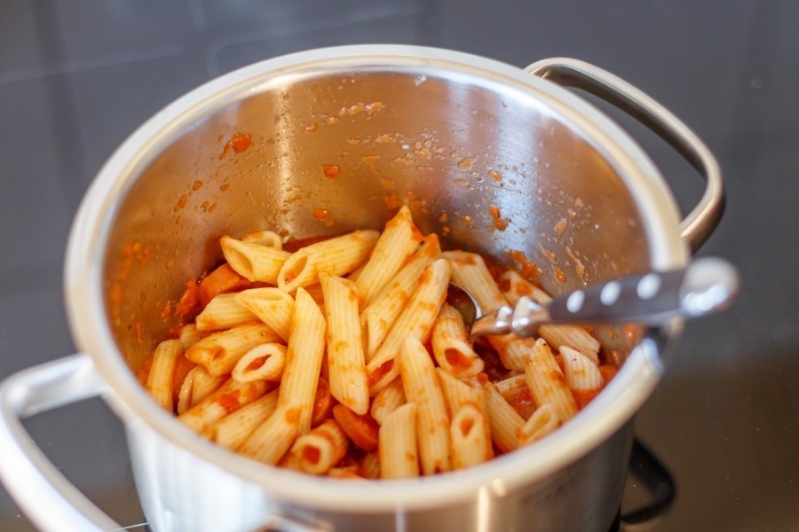 Spaghetti und Tomatensauce nacheinander im selben Topf zubereiten - am Ende muss man nur einen Topf abwaschen!