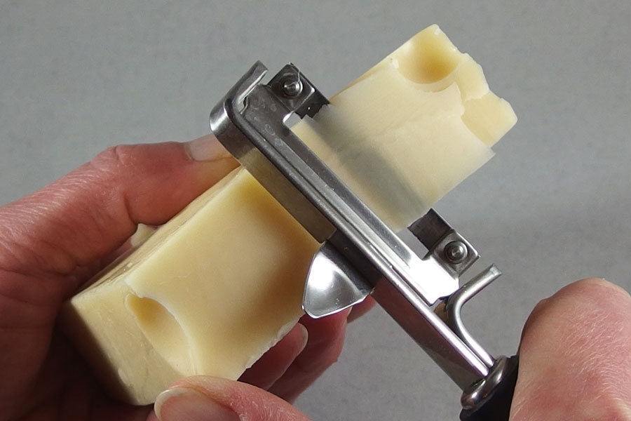 Käse zum Überbacken mit dem Sparschäler in feine Scheiben schneiden.