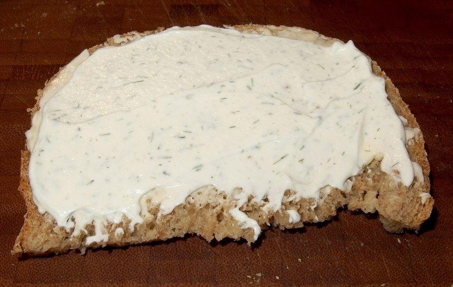 Die Sahne-Käse-Creme, passt zu fast allen Kuchen, zu Obst und aufs Marmeladenbrot.