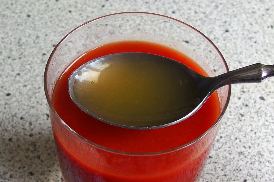 Etwas Apfelsaft macht Tomatensaft erst richtig intensiv und die Pektine des Apfelsaftes regen die Verdauung an.