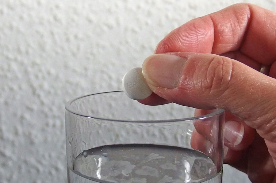 Warmes Wasser zum Schlucken von Tabletten bei Halsschmerzen verwenden.