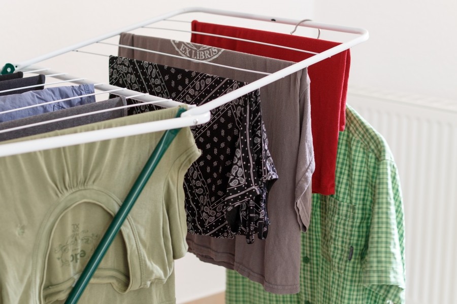 Damit farbige Wäsche ihre Farbe nicht verliert, lässt man sie nicht in der direkten Sonne trocknen.