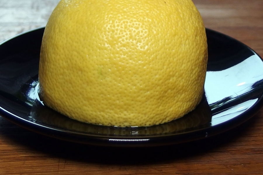 Angeschnittene Zitronen halten länger frisch mit etwas Essig.
