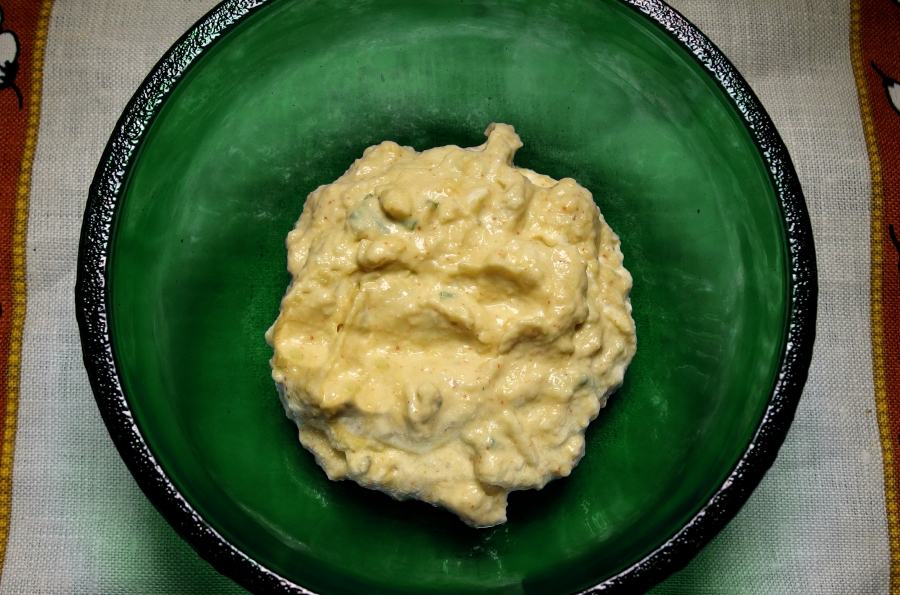 Dieser Avocadodip ist schnell gemacht: Er passt gut zu Gegrilltem, Chips oder auch zu Pellkartoffeln.