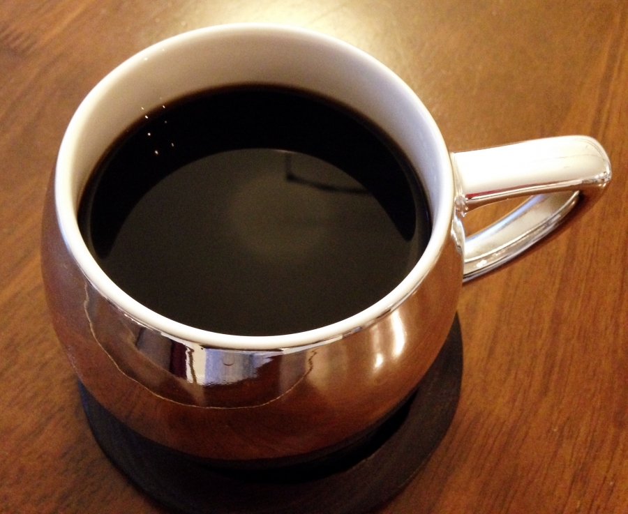 Beim Kaffeefiltern einen Riegel Schokolade in den Filter geben. Schmeckt fein!