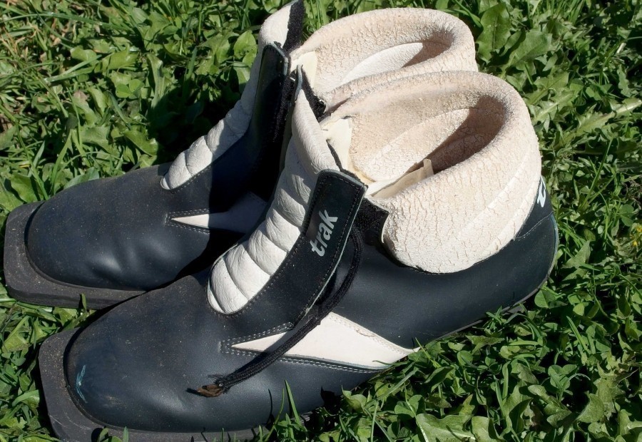 Schnee- und Salzränder an Schuhen lassen sich meist recht schwer entfernen. Mit Kondensmilch und einem weichen Tuch gelingt es sehr gut.