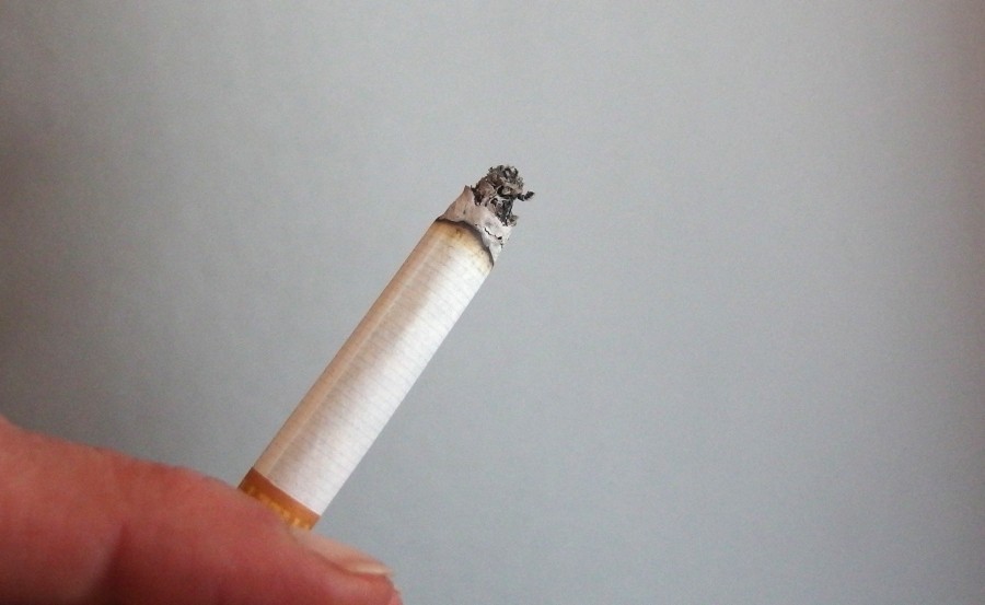 Gegen Geruch von Zigarettenrauch: Essig mit Wasser neutralisiert den Rauch.