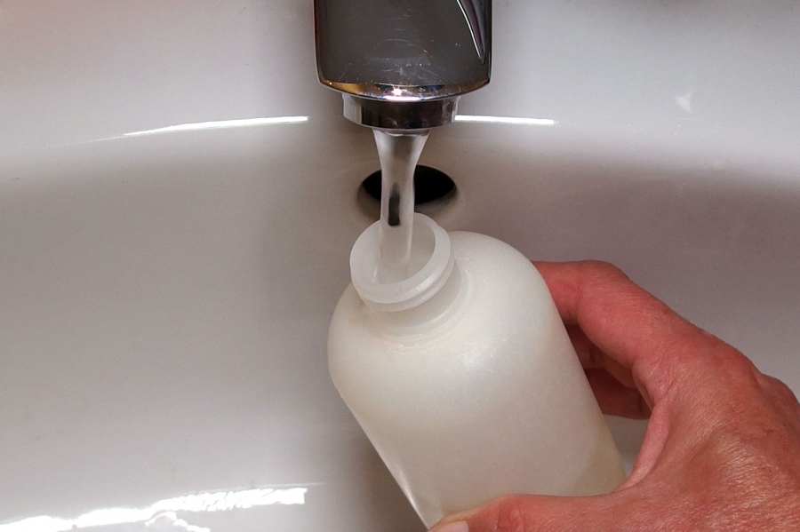 Um Reste von Duschgel oder Shampoo nicht zu verschwenden, ganz einfach die Flasche öffnen und etwas Wasser hineingießen.