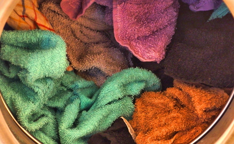 Weichspüler haben nicht nur den Vorteil, dass die Wäsche gut duftet und schön weich wird, es gibt auch Nachteile.