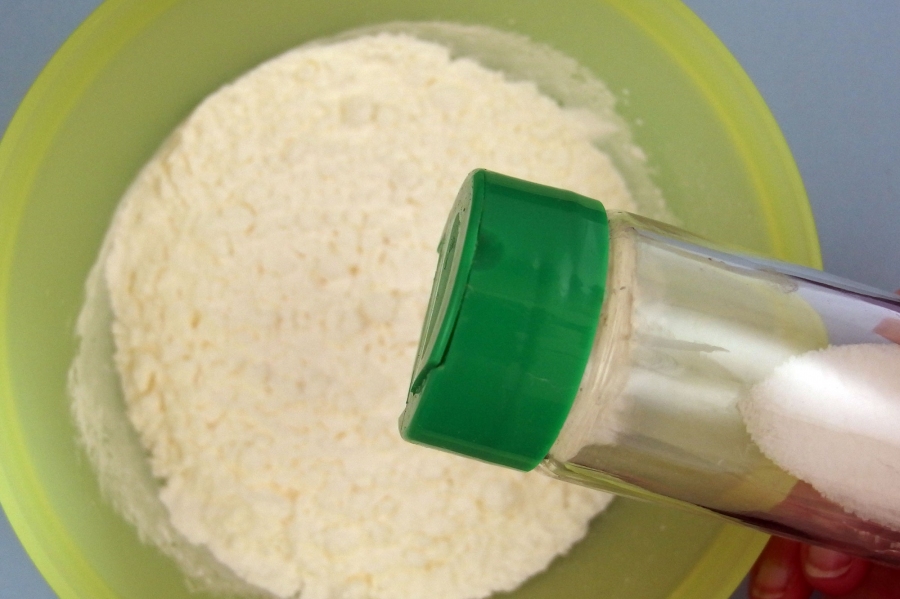 Wenn man Mehl zum Andicken verwendet, kann man etwas Salz dazugeben. Das verhindert die Bildung von Klümpchen.