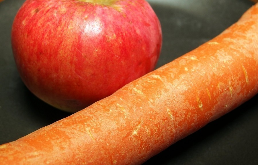 Schmackhafte gekochte Karotten: Einen Schuss Apfelsaft ins Kochwasser geben und die Karotten schmecken noch herzhafter.