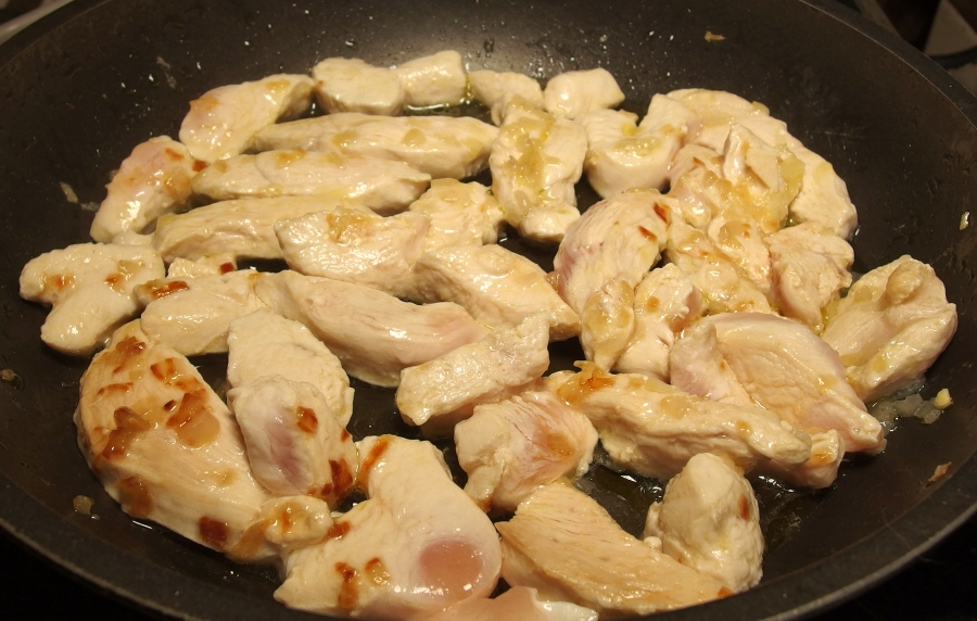 Möchte man ein wunderbar zartes Hähnchenfleisch, muss man es nur vor der Zubereitung, einige Zeit in Joghurt einlegen.