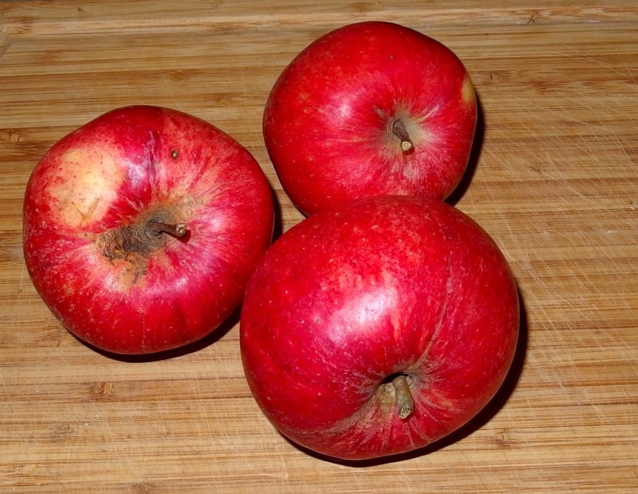 Mithilfe von Apfelsaft können geschälte Äpfel vom braun werden verschont werden.