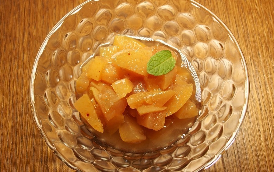 Gibt man beim Kochen etwas Glühweingewürz in das Apfelkompott, schmeckt es in der kalten Jahreszeit noch besser.