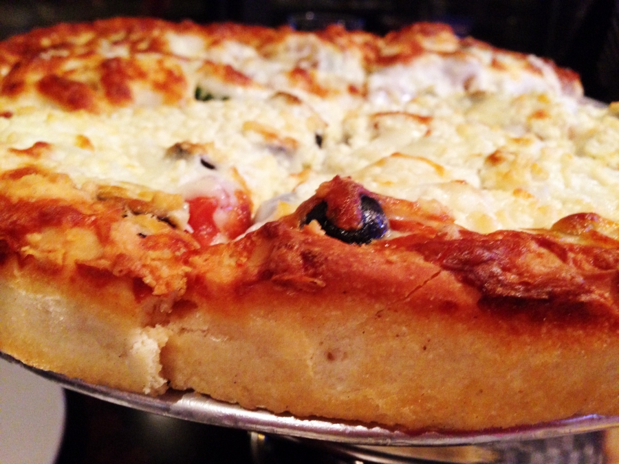Die Pizza in den vorgeheizten Backofen schieben und solange backen, bis der Teig leicht gebräunt und der Käse schön geschmolzen ist.