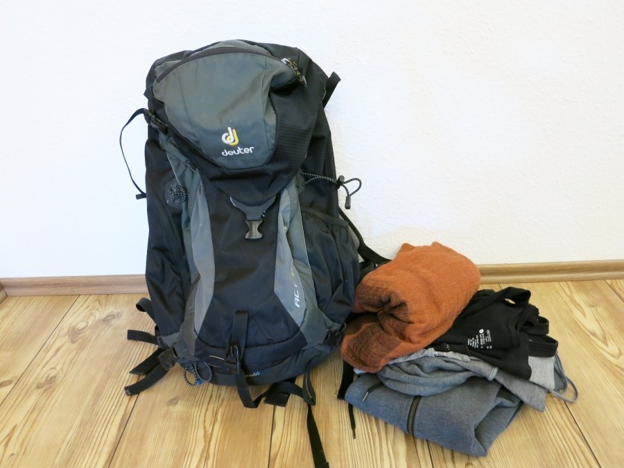 Damit ich beim Camping schneller ein und aus packen kann, und auch leichter die Sachen im Trekkingrucksack finde, sortiere ich alles in farbige Einkaufstaschen.
