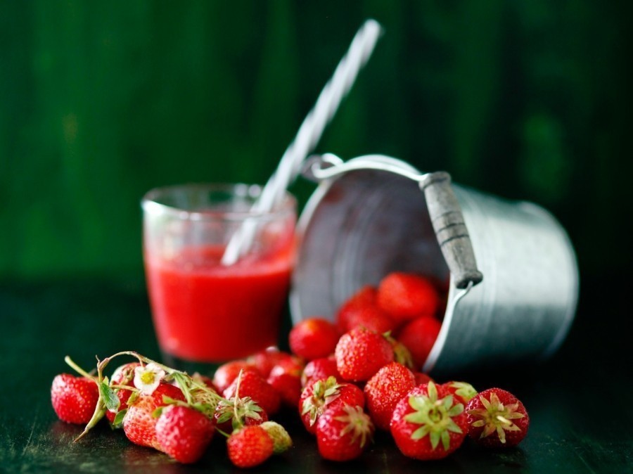 Rezept für ein Erdbeer-Smoothie-Vanille-Shake: Das Rezept kann auch abgewandelt werden, z. B. mit Himbeeren statt Erdbeeren oder Bananen-Nektar statt dem Multivitaminsaft.