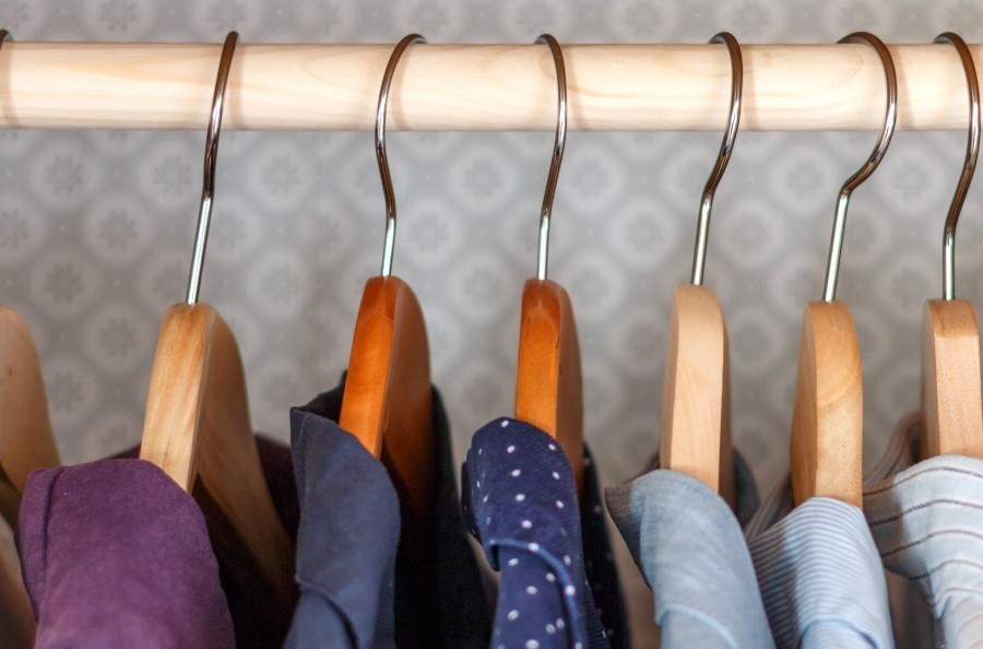 Wer kennt das nicht: Der ganze Kleiderschrank ist voller Klamotten, aber nie findet man das passende Stück? Dieser Tipp hilft beim Ausmisten und Einräumen.   