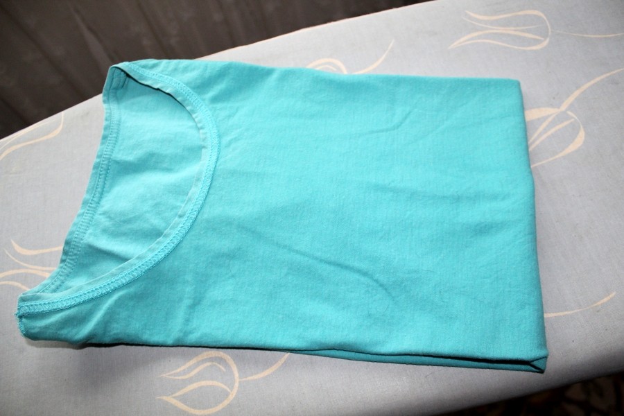 Falls dein T-Shirt Flecken hat, kannst du das frisch gewaschene Shirt mit Textilmalern (gibt es inzwischen in vielerlei Variationen) bemalen.